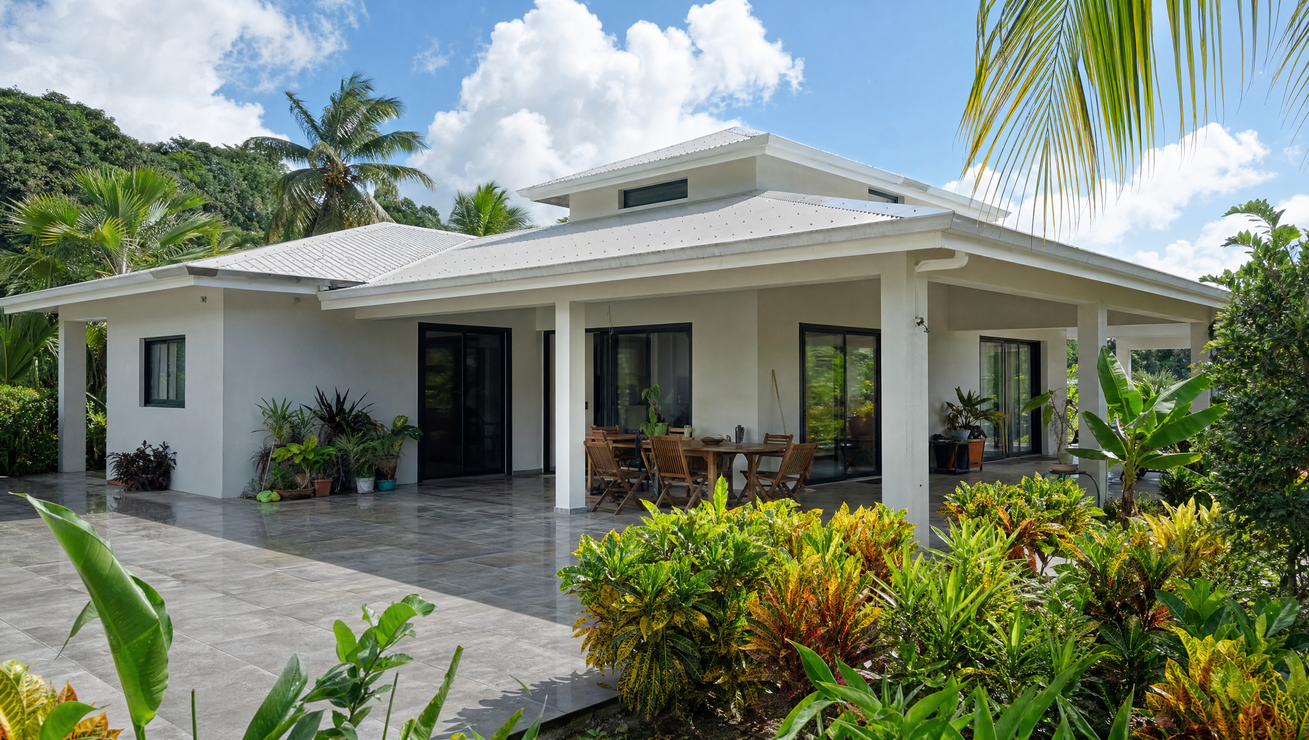 Villa guadeloupéenne équipée de menuiseries aluminium anthracite